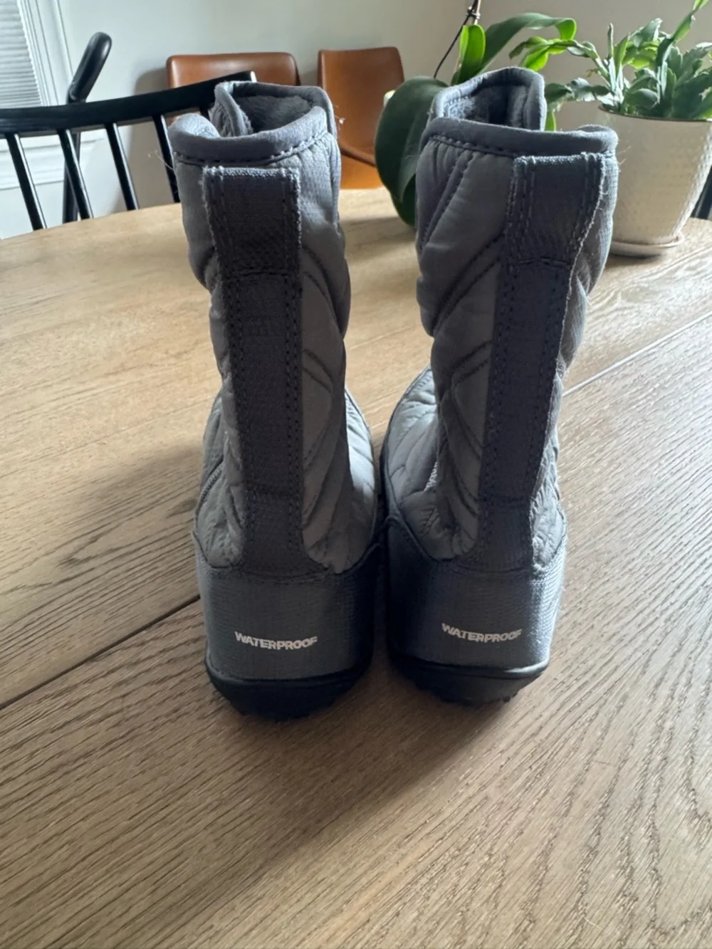 Quilted Light Gray Kids Winter Boots with Side Zipper Size 3